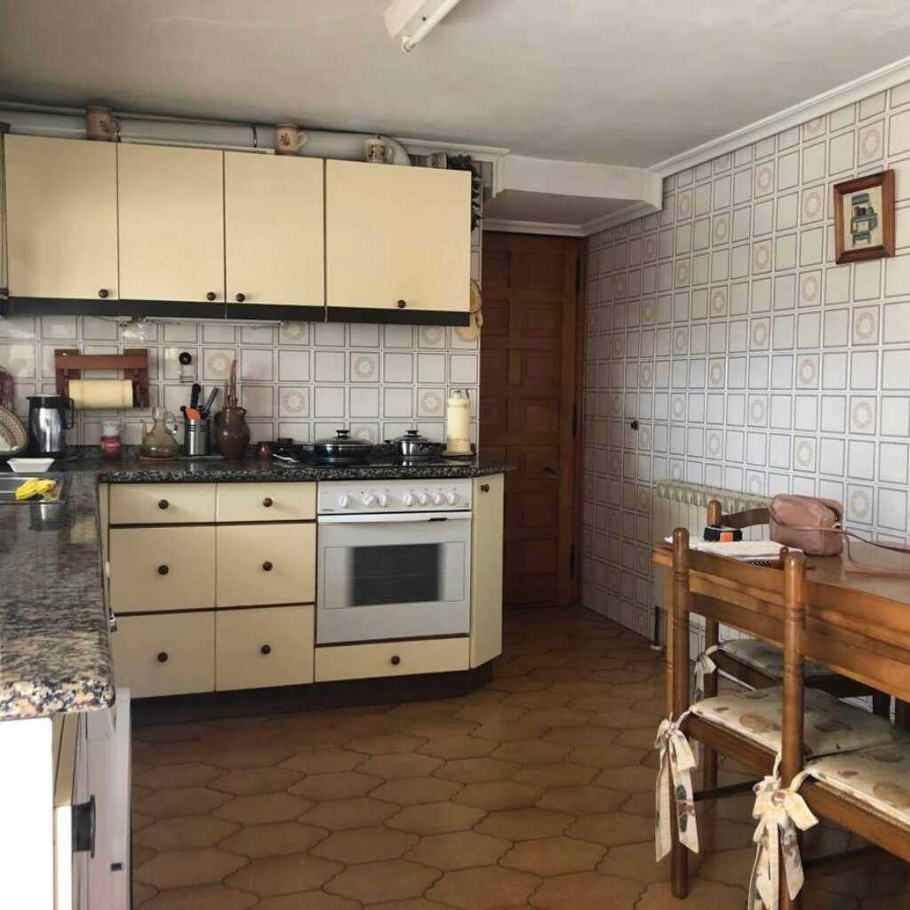 Ejemplo de cocina antes de la reforma, con muebles y alicatado antiguos